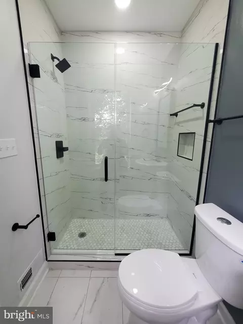 Bath - 2861 W Garrison Ave, Baltimore, MD 21215 photo 1 of 11