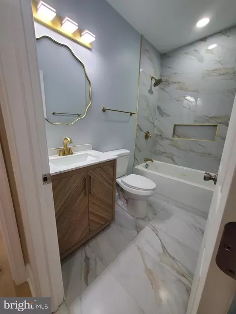 Bath - 2861 W Garrison Ave, Baltimore, MD 21215 photo 4 of 11