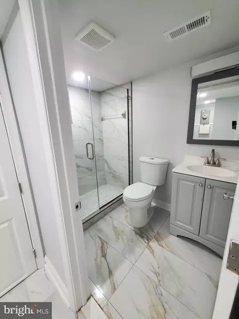 Bath - 2861 W Garrison Ave, Baltimore, MD 21215 photo 8 of 11