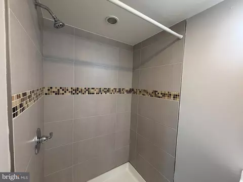 Bath - 4331 Brehms Ln, Baltimore, MD 21206 photo 3 of 3