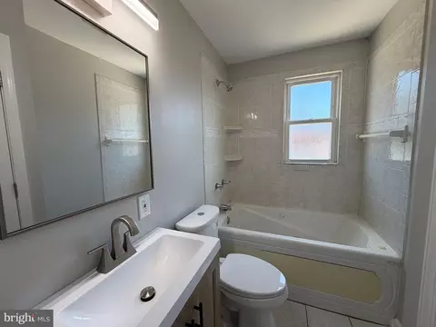 Bath - 4331 Brehms Ln, Baltimore, MD 21206 photo 1 of 3