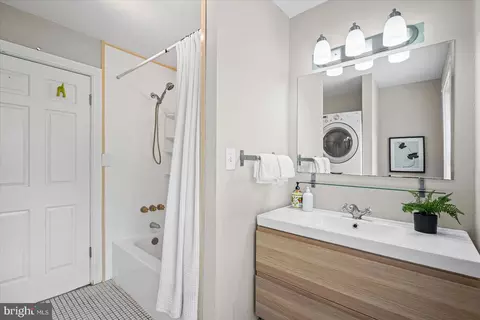 Bath - 211 Penn St, Baltimore, MD 21230 photo 1 of 3