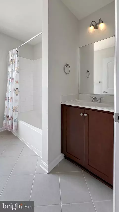 Bath - 4415 Cherry Way, Baltimore, MD 21229 photo 2 of 3
