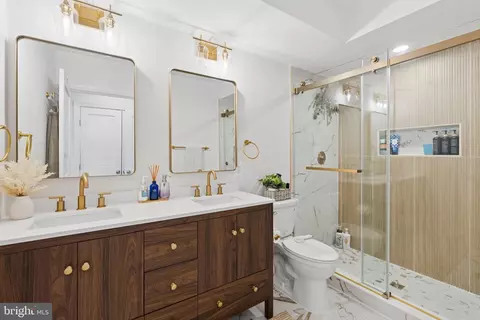 Bath - 1353 Hull St, Baltimore, MD 21230 photo 3 of 9