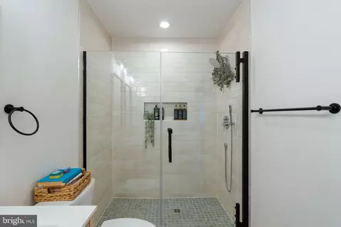 Bath - 1353 Hull St, Baltimore, MD 21230 photo 8 of 9