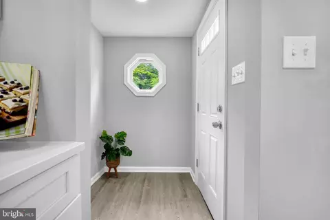 Entry Way - 6016 Sefton Ave, Baltimore, MD 21214 photo 4 of 16