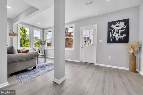 Entry Way - 6016 Sefton Ave, Baltimore, MD 21214 photo 6 of 16