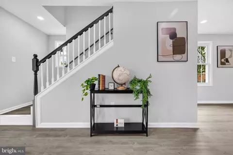 Entry Way - 6016 Sefton Ave, Baltimore, MD 21214 photo 7 of 16