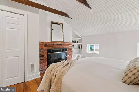 Bedroom - 103 E Cross St E, Baltimore, MD 21230 photo 6 of 7