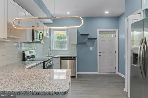 Entry Way - 3109 Sumter Ave, Baltimore, MD 21215 photo 8 of 17