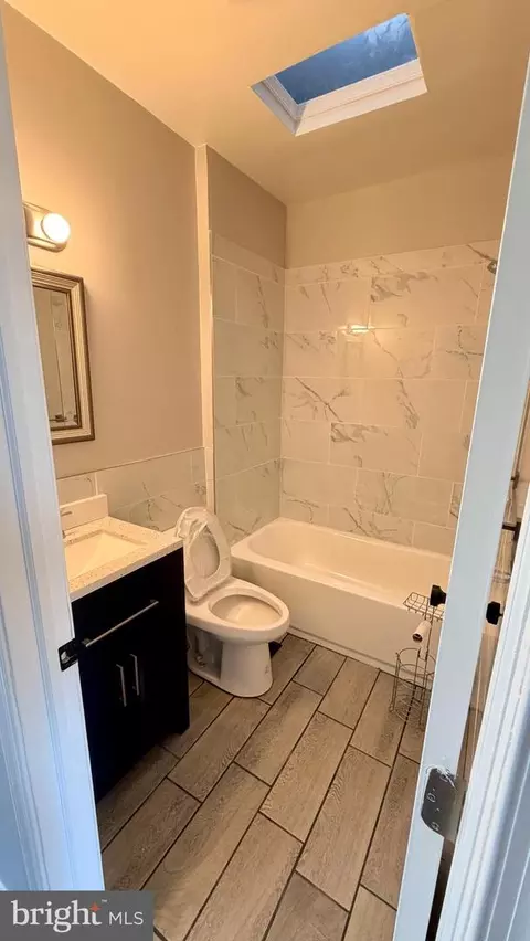 Bath - 1530 Appleton St, Baltimore, MD 21217 photo 3 of 5