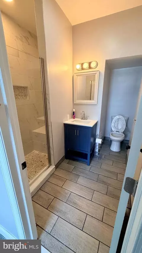 Bath - 1530 Appleton St, Baltimore, MD 21217 photo 2 of 5