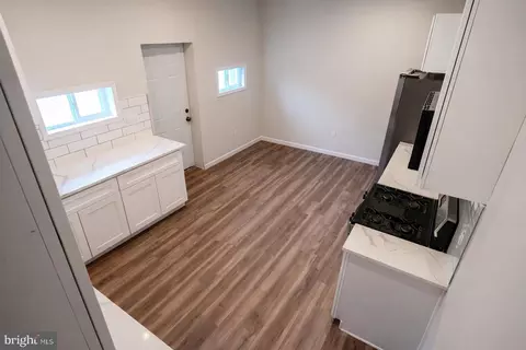 Entry Way - 2600 E Hoffman St, Baltimore, MD 21213 photo 3 of 6