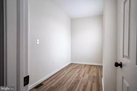 Entry Way - 2600 E Hoffman St, Baltimore, MD 21213 photo 5 of 6