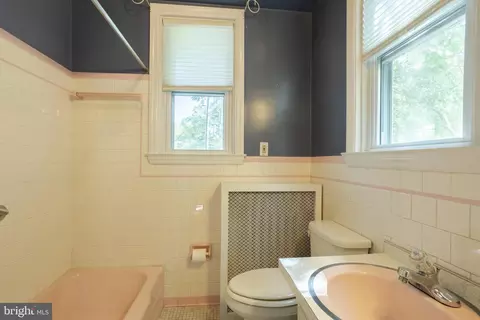 Bath - 4008 Pinewood Ave, Baltimore, MD 21206 photo 2 of 4
