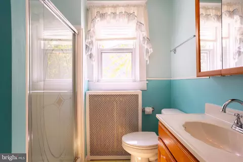 Bath - 4008 Pinewood Ave, Baltimore, MD 21206 photo 4 of 4