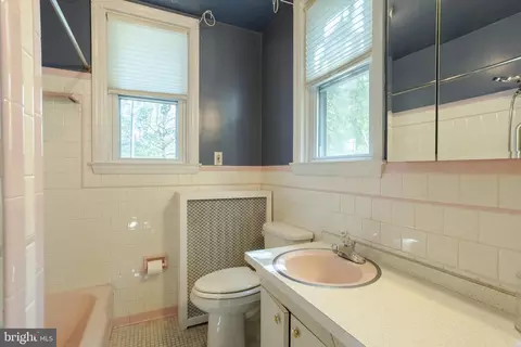 Bath - 4008 Pinewood Ave, Baltimore, MD 21206 photo 1 of 4