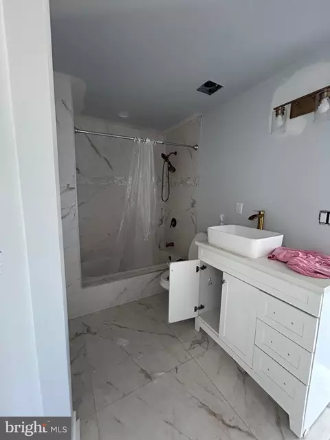 Bath - 3300 White Ave, Baltimore, MD 21214 photo 3 of 4