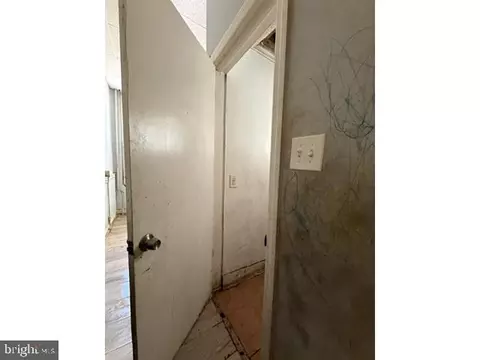 Entry Way - 1114 Myrtle Ave, Baltimore, MD 21201 photo 14 of 20