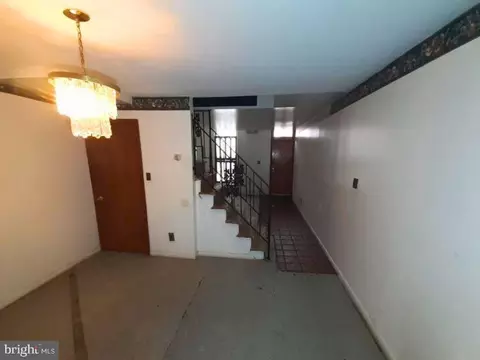 Entry Way - 1533 Argyle Ave, Baltimore, MD 21217 photo 4 of 13