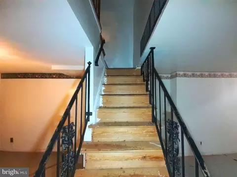 Entry Way - 1533 Argyle Ave, Baltimore, MD 21217 photo 3 of 13