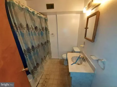 Bath - 1533 Argyle Ave, Baltimore, MD 21217 photo 1 of 1