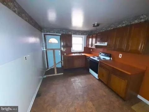 Entry Way - 1533 Argyle Ave, Baltimore, MD 21217 photo 6 of 13