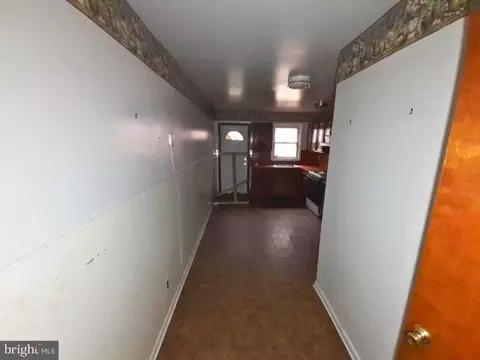Entry Way - 1533 Argyle Ave, Baltimore, MD 21217 photo 5 of 13