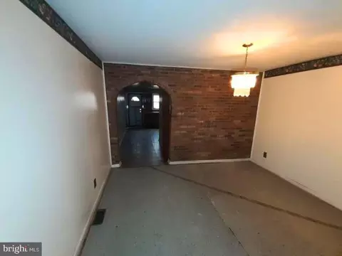 Entry Way - 1533 Argyle Ave, Baltimore, MD 21217 photo 2 of 13