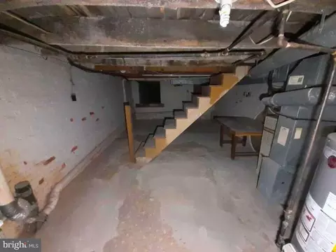 Entry Way - 1533 Argyle Ave, Baltimore, MD 21217 photo 11 of 13