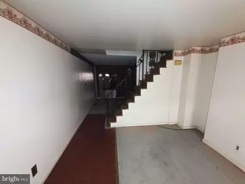 Entry Way - 1533 Argyle Ave, Baltimore, MD 21217 photo 1 of 13