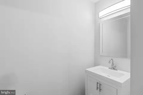 Bath - 711 Scott St, Baltimore, MD 21230 photo 1 of 3
