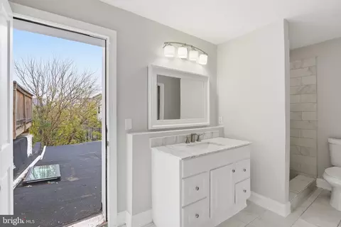 Bath - 711 Scott St, Baltimore, MD 21230 photo 2 of 3