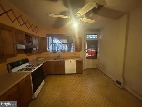 Entry Way - 3407 Esther Pl, Baltimore, MD 21224 photo 2 of 4