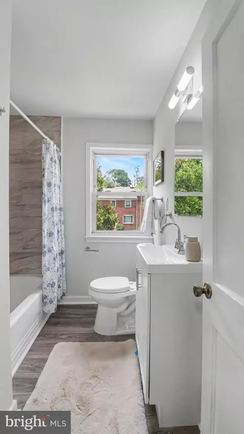 Bath - 3319 Leighton Ave, Baltimore, MD 21215 photo 2 of 7