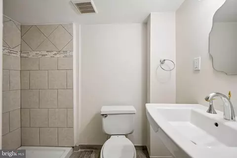 Bath - 1432 Redfern Ave, Baltimore, MD 21211 photo 2 of 4