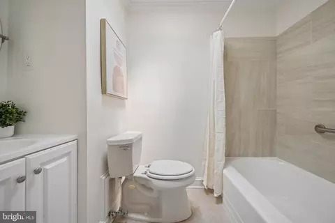 Bath - 1432 Redfern Ave, Baltimore, MD 21211 photo 1 of 4