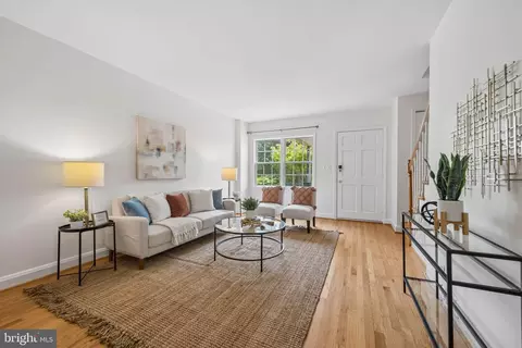 Living - 1432 Redfern Ave, Baltimore, MD 21211 photo 2 of 5