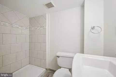 Bath - 1432 Redfern Ave, Baltimore, MD 21211 photo 3 of 4