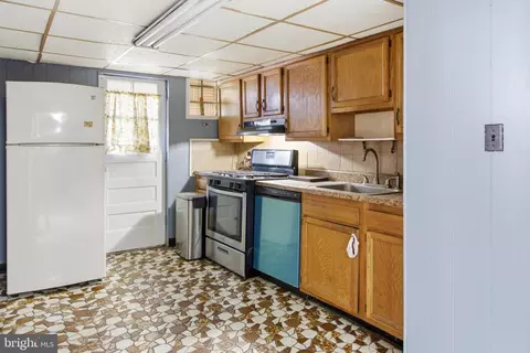 Entry Way - 709 Tolna St, Baltimore, MD 21224 photo 6 of 7
