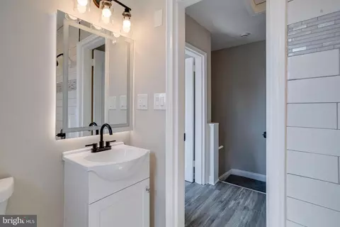 Bath - 4100 Colborne Rd, Baltimore, MD 21229 photo 2 of 5