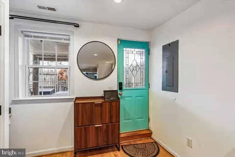Entry Way - 136 E Fort Ave, Baltimore, MD 21230 photo 5 of 7