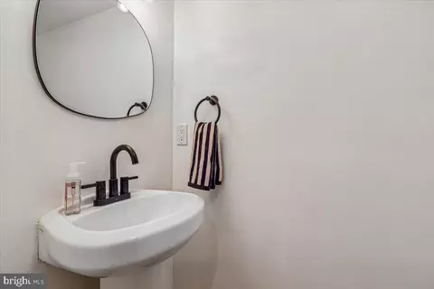 Entry Way - 136 E Fort Ave, Baltimore, MD 21230 photo 6 of 7