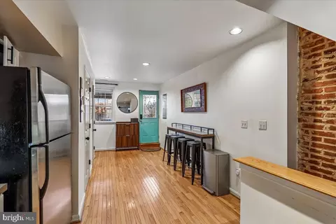 Entry Way - 136 E Fort Ave, Baltimore, MD 21230 photo 3 of 7