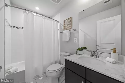 Bath - 102 Oldham St, Baltimore, MD 21224 photo 3 of 4