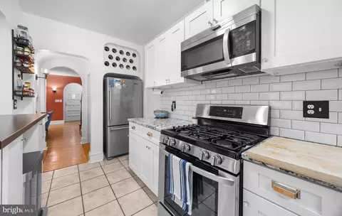 Entry Way - 3712 Rexmere Rd, Baltimore, MD 21218 photo 3 of 7