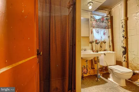 Bath - 5022 Ready Ave, Baltimore, MD 21212 photo 1 of 2