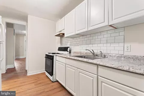 Entry Way - 730 Linnard St, Baltimore, MD 21229 photo 3 of 5