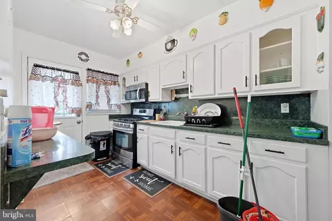 Entry Way - 1545 Gleneagle Rd, Baltimore, MD 21239 photo 12 of 14