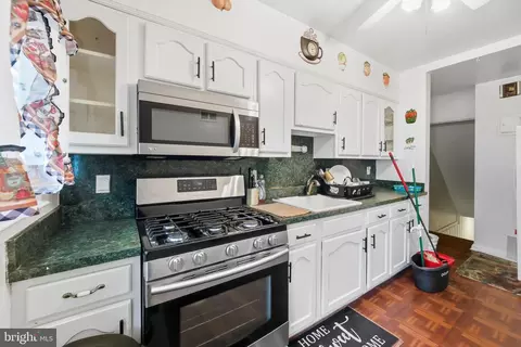 Entry Way - 1545 Gleneagle Rd, Baltimore, MD 21239 photo 13 of 14